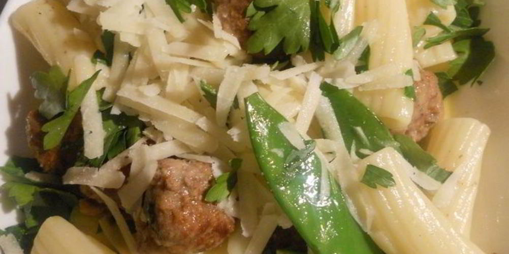 Как приготовить пасту с фрикадельками и молодым стручковым горошком