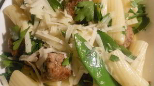 Рецепт Пасты с фрикадельками и молодым стручковым горошком