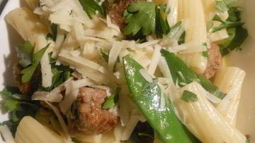 Рецепт Пасты с фрикадельками и молодым стручковым горошком