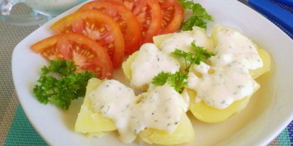 Как приготовить картофель под чесночно-сырным соусом