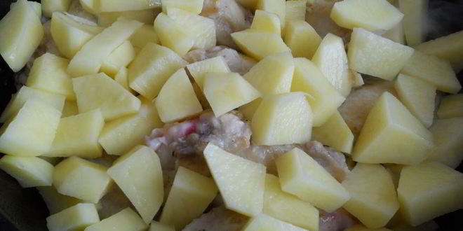 Рецепт картофеля с куриными крылышками и баклажанами на сковороде