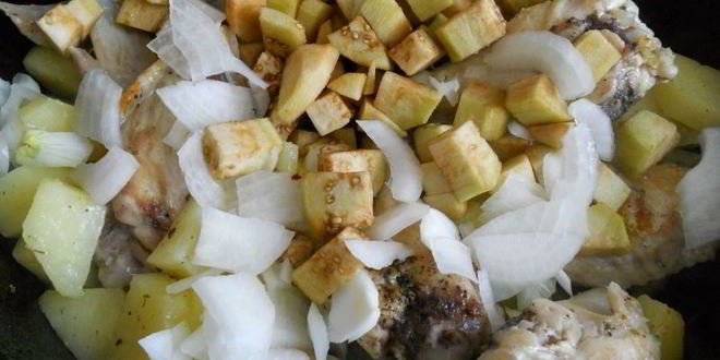 Рецепт картофеля с куриными крылышками и баклажанами на сковороде