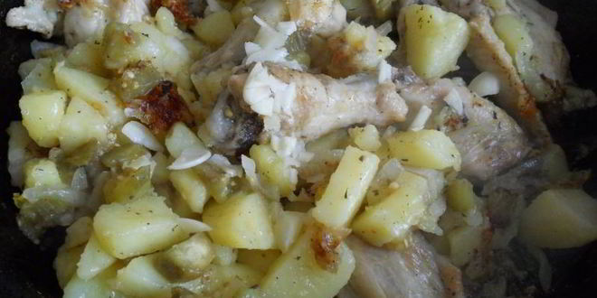 Рецепт картофеля с куриными крылышками и баклажанами на сковороде
