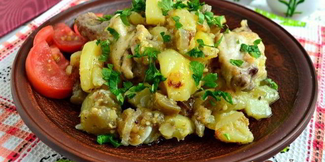 Рецепт картофеля с куриными крылышками и баклажанами на сковороде