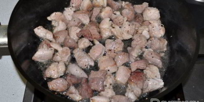 Рецепт картофеля со свининой, солеными огурцами и томатами