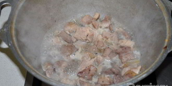 Рецепт картофеля со свининой, солеными огурцами и томатами