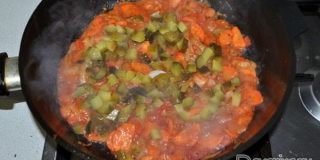 Рецепт картофеля со свининой, солеными огурцами и томатами
