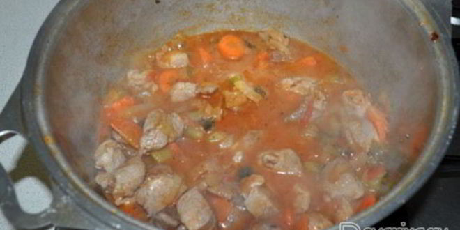 Рецепт картофеля со свининой, солеными огурцами и томатами