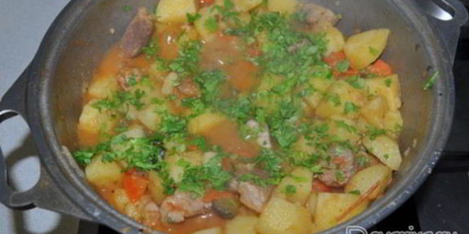 Рецепт картофеля со свининой, солеными огурцами и томатами