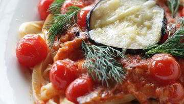 Рецепт Лапши с помидорками черри, маслинами и баклажаном