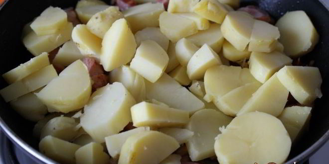 Рецепт молодого картофеля с сырокопченой грудинкой