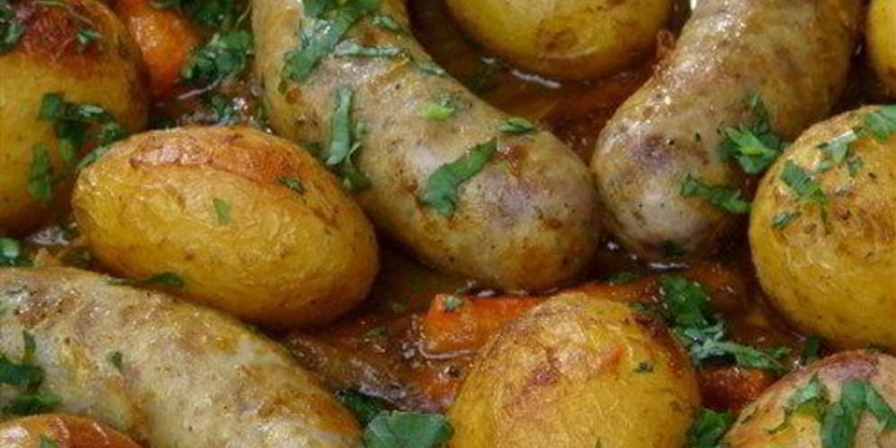 Как приготовить печеный картофель с колбасками
