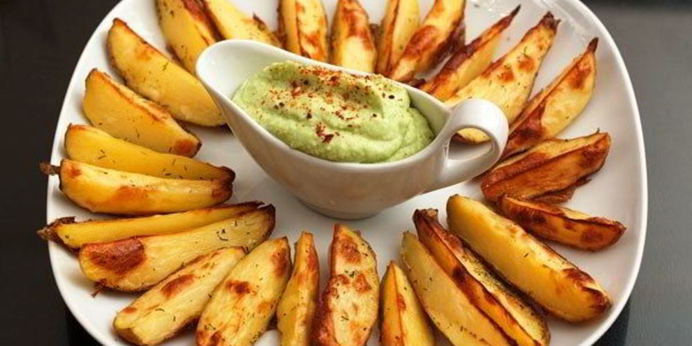 Как приготовить печеный картофель с соусом из авокадо
