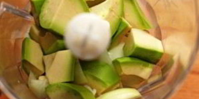 Рецепт печеного картофеля с соусом из авокадо