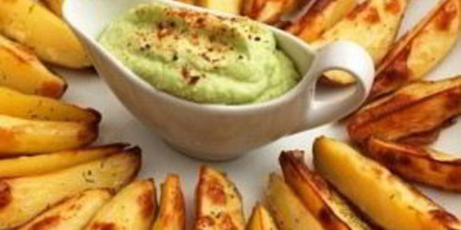 Рецепт печеного картофеля с соусом из авокадо