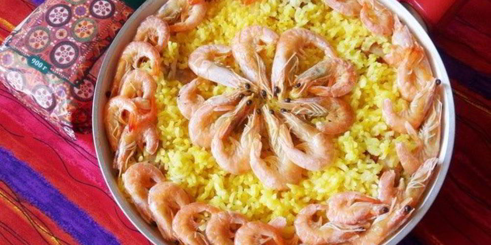 Как приготовить рис с креветками, курицей и копчеными колбасками