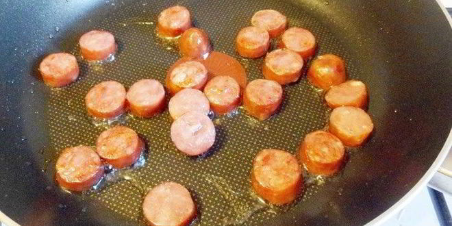 Рецепт риса с креветками, курицей и копчеными колбасками