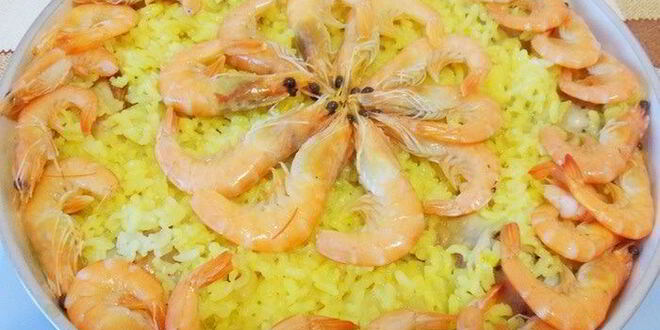 Рецепт риса с креветками, курицей и копчеными колбасками