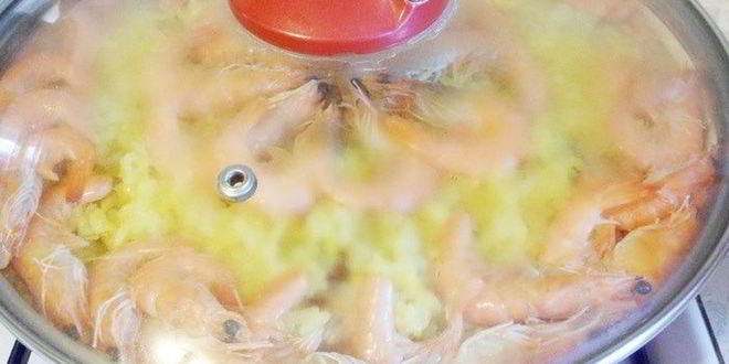 Рецепт риса с креветками, курицей и копчеными колбасками