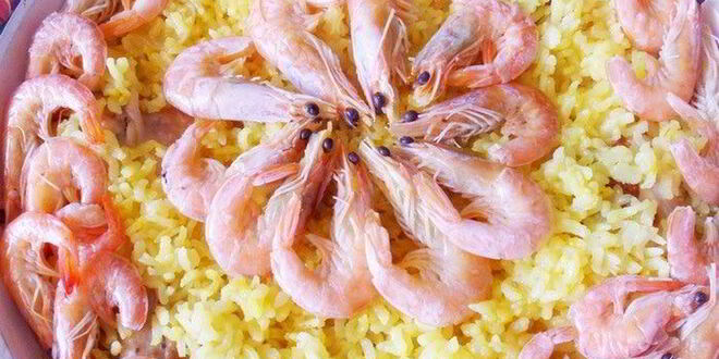 Рецепт риса с креветками, курицей и копчеными колбасками