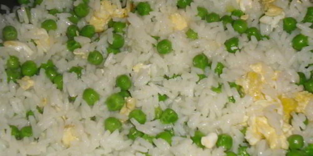 Как приготовить рис с яйцом и зеленым горошком