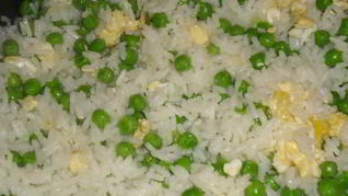 Рецепт Риса с яйцом и зеленым горошком