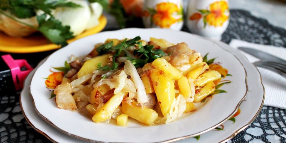 Как приготовить жареную картошку с капустой на сковороде