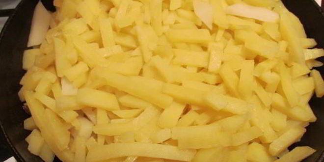 Рецепт жареного картофеля с яйцом и сыром