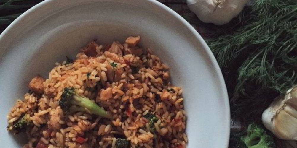 Как приготовить жареный рис с овощами и курицей