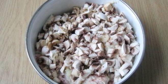 Рецепт голубцов с курицей, свиной грудинкой и грибами