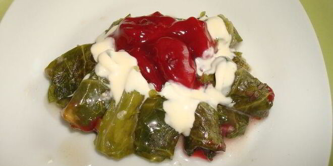 Рецепт мини-голубцов с вино-вишневым соусом