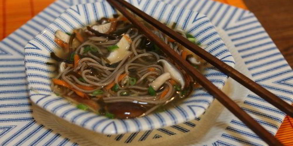 Как приготовить гречневую лапшу с грибами и морской капустой