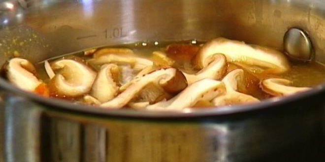 Рецепт гречневой лапши с грибами и морской капустой