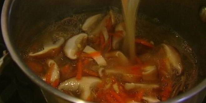 Рецепт гречневой лапши с грибами и морской капустой