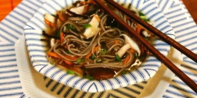 Рецепт гречневой лапши с грибами и морской капустой