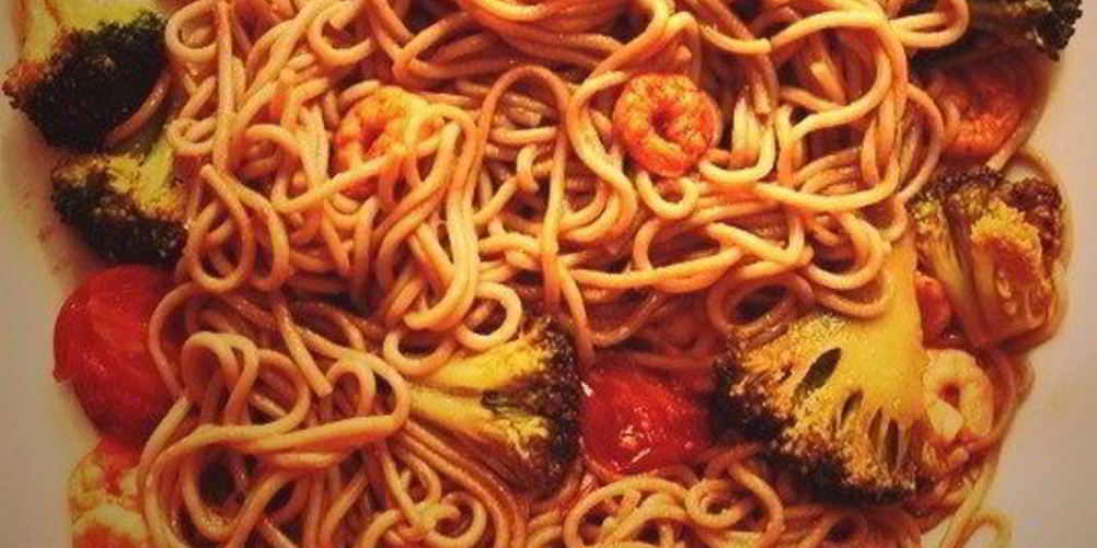 Как приготовить гречневую лапшу с креветками, брокколи и помидорами черри