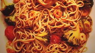 Рецепт Гречневой лапши с креветками, брокколи и помидорами черри