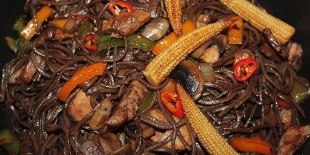 Как приготовить гречневую лапшу с курицей-терияки