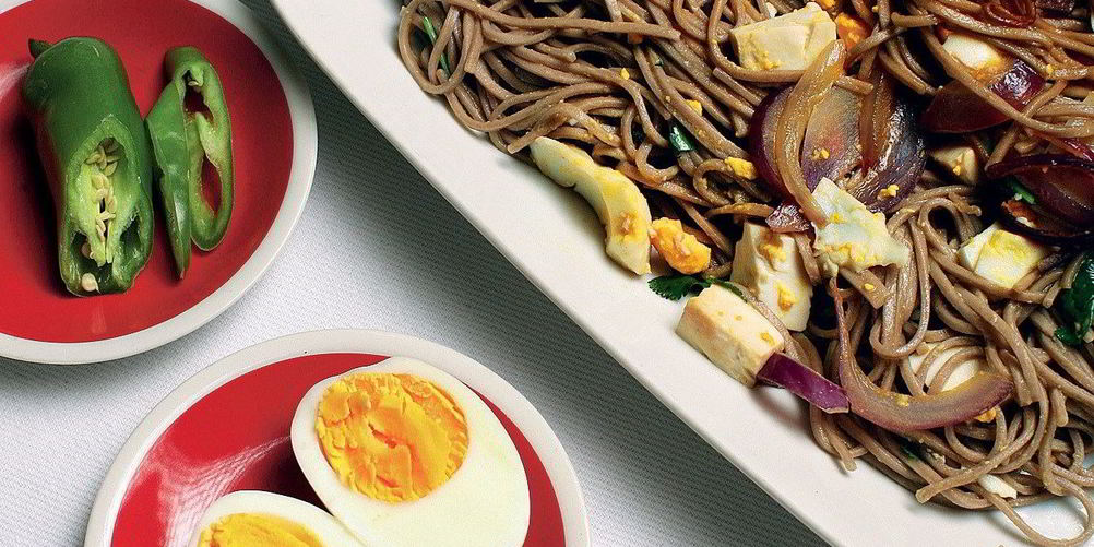 Как приготовить гречневую лапшу с яйцами и сыром тофу