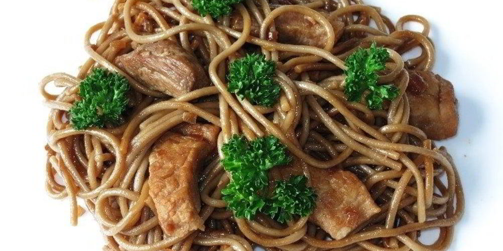 Как приготовить гречневую лапшу со свининой