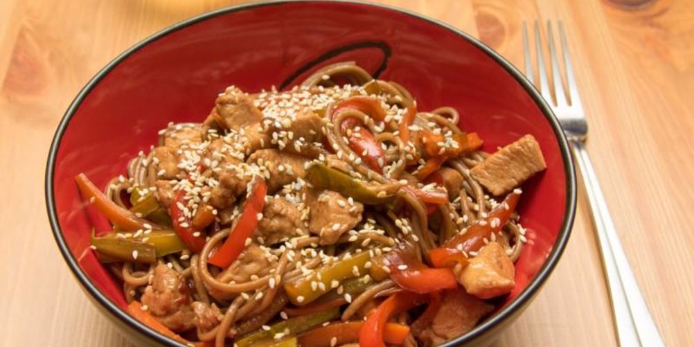 Как приготовить гречневую лапшу соба с курицей и овощами