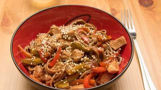 Рецепт Гречневой лапши соба с курицей и овощами