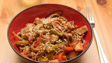 Рецепт Гречневой лапши соба с курицей и овощами