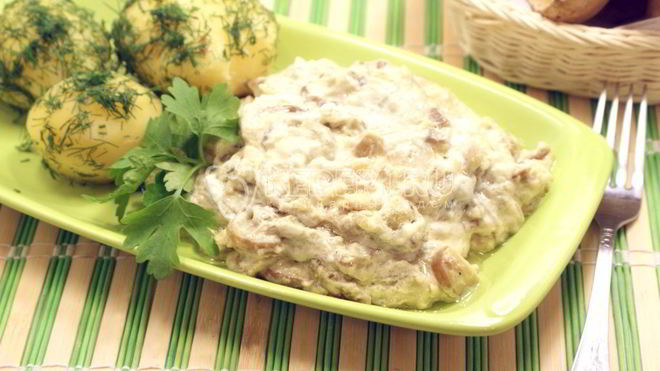 Рецепт Белых грибов в сметанном соусе