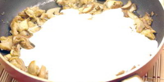 Рецепт белых грибов в сметанном соусе