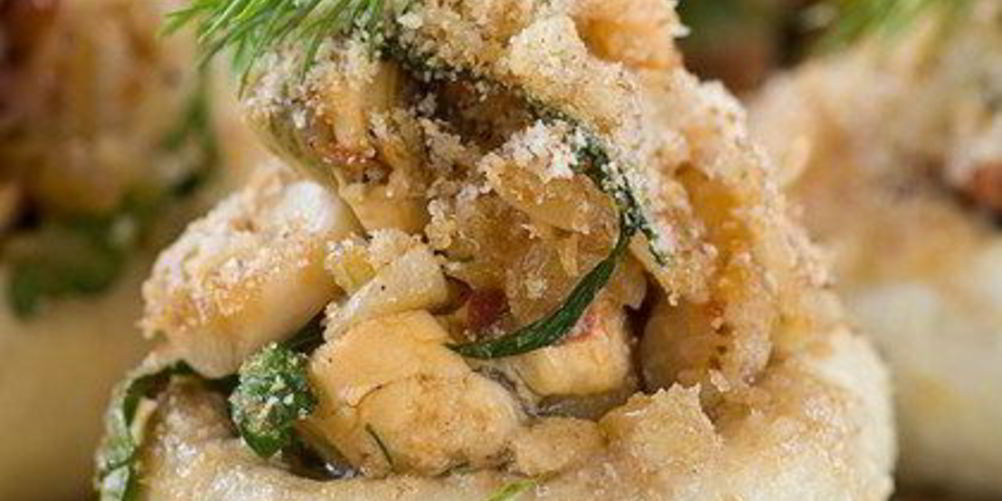 Как приготовить грибы, фаршированные крабовым мясом, рикоттой и зеленью