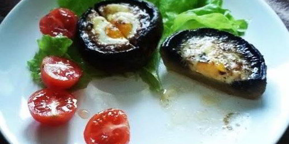 Как приготовить грибы, фаршированные перепелиными яйцами