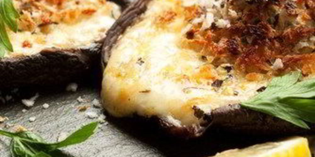 Как приготовить грибы, фаршированные рикоттой, фетой и шпинатом, под корочкой из пармезана