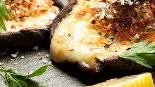 Рецепт Грибов, фаршированных рикоттой, фетой и шпинатом, под корочкой из пармезана