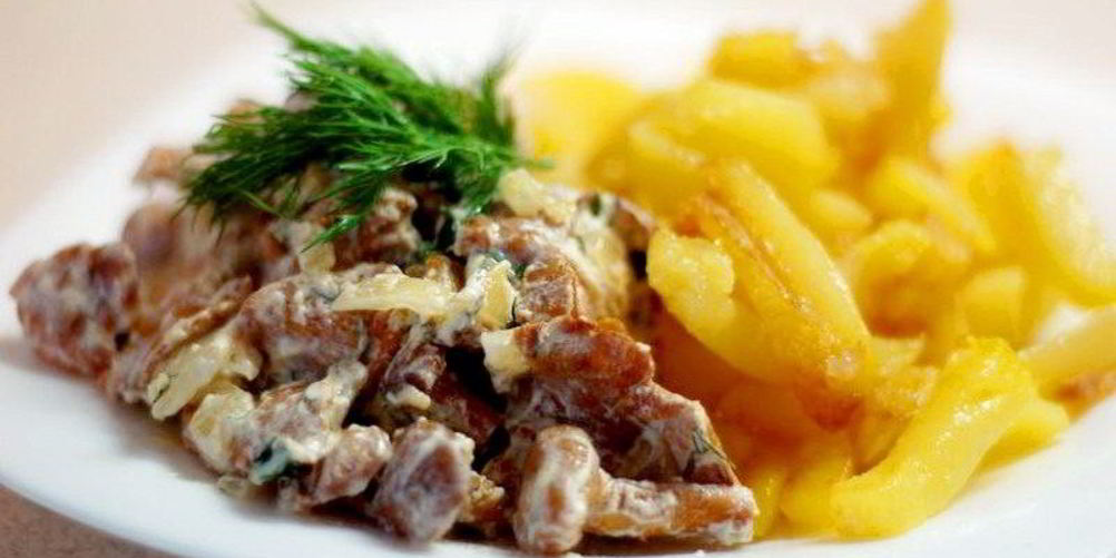 Как приготовить лисичек, тушеных в сметане